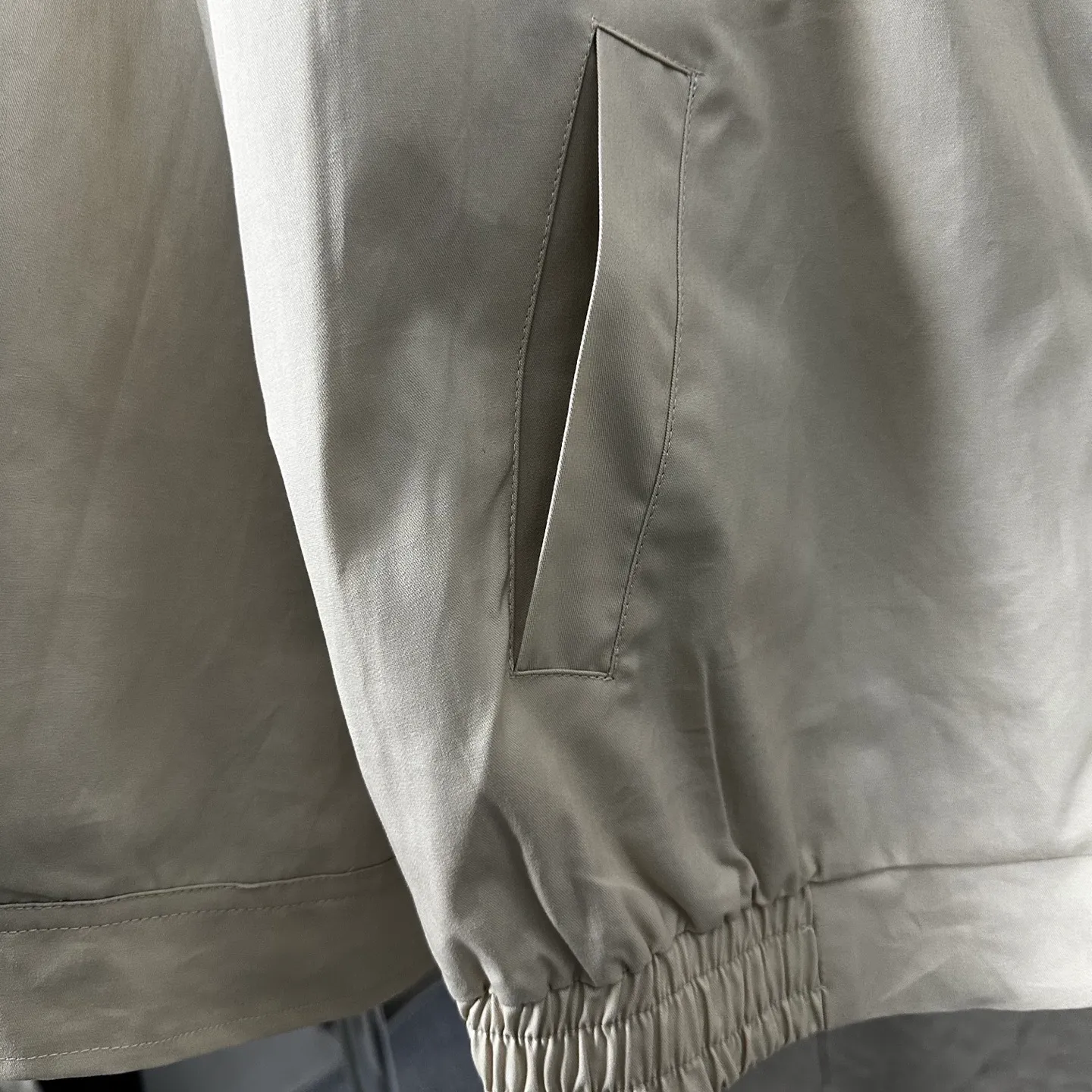 P270 Ralph Lauren/Ralph Lauren classic unisex veteran zipper jacket style number: DJ1897 Recommended by many fashion bloggers, the Harrington jacket's lapel zipper windproof design perfectly blends casual style with street trend elements, making it very suitable for neutral wear. The fabric texture of the jacket is excellent and comfortable to wear. It is a very versatile and trendy jacket. Original development, 100% pure cotton fabric, exquisite embroidery, evergreen style for all seasons, feel free to buy it, retro will never go out of style!  Color: Khaki Navy Black Size: M-XXL M L